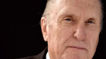 رحيل روبرت دوفال.. أيقونة هوليوود يودع جماهيره بعد مسيرة سينمائية استثنائية وبصمة خالدة